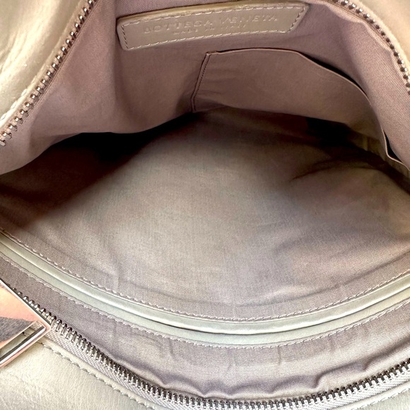 BOTTEGA VENETA Leather Intracciato Crossbody Crossbody Bag 🔥🔥🔥 - Picture 5 of 11